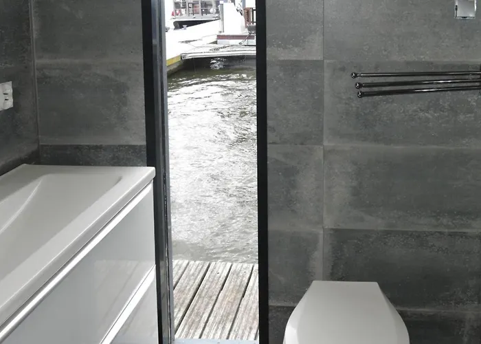 House On Water In Near Clean Πλωτό κατάλυμα *