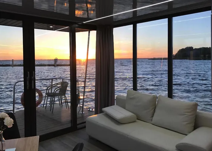 House On Water In Near Clean Πλωτό κατάλυμα Dziwnów